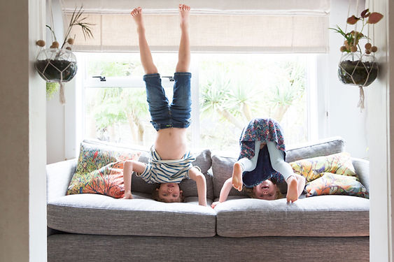 Enfants jouant sur le canapé