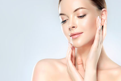 "Cliente relajada disfrutando de un masaje facial en VANRIC’S para rejuvenecer su piel y aliviar el estrés."