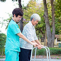 Patient senior avec Walker