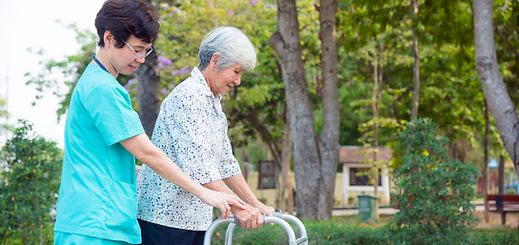 Patient senior avec Walker