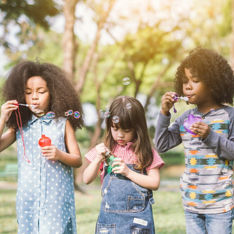 Kinderen die bellen blazen