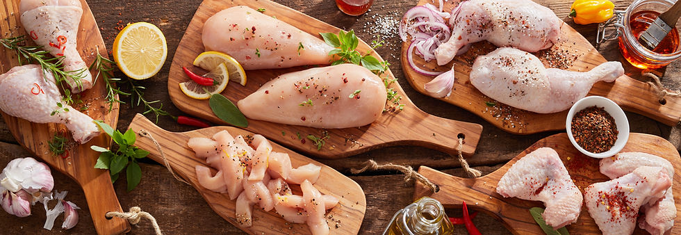 Exhibición de pollo crudo