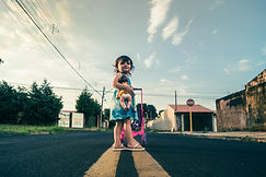 Menina com brinquedos