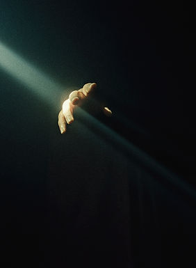 mano en la oscuridad