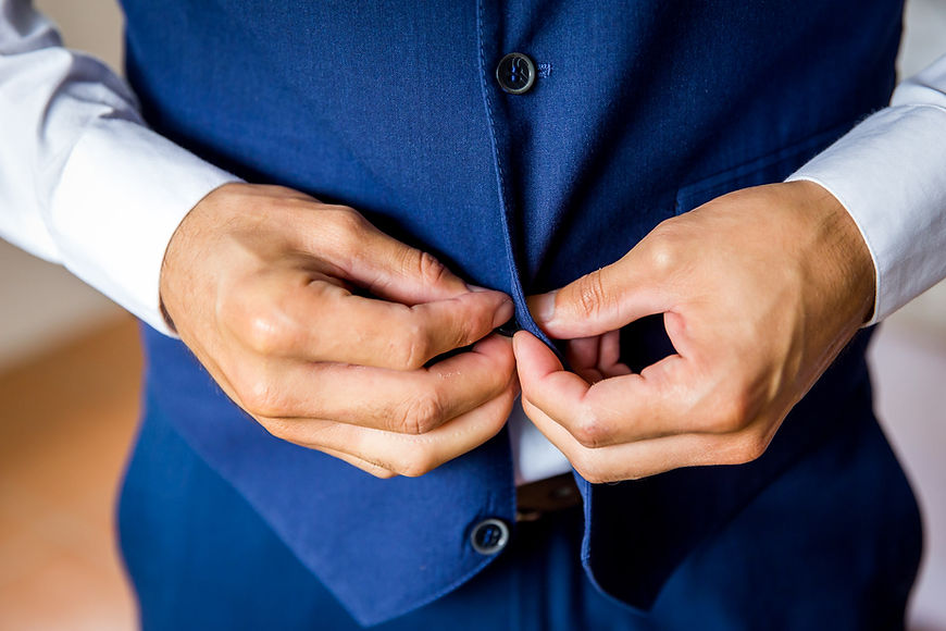 Mann mit Knöpfen blaue Weste