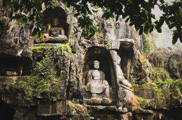 In den Berg gehauene Buddha-Statuen