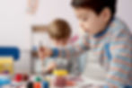 Imagen niño pintando