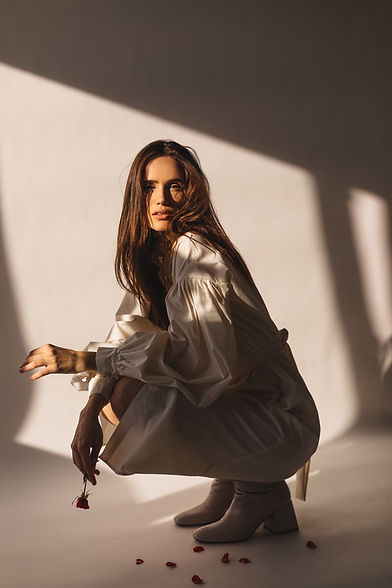 Mulher elegante posando