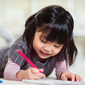 色鉛筆を持つ少女