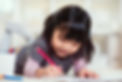 色鉛筆を持つ少女
