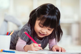 幼児が色鉛筆で書いている様子