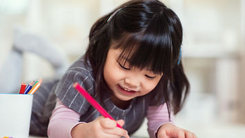 色鉛筆を持つ少女