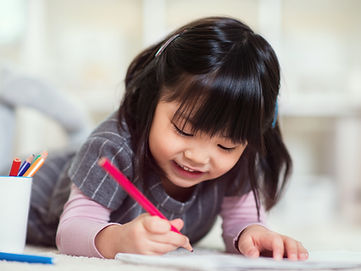 色鉛筆を持つ少女