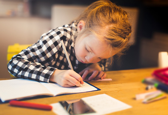 Enfant avec des difficultés d'écriture à l'école, suivis en graphothérapie à Chartres, Anne Chadeyron.