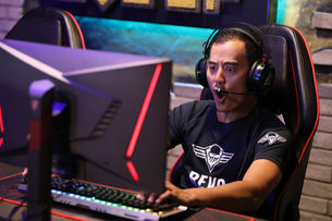 Ein enthusiastischer Mann in einem Game