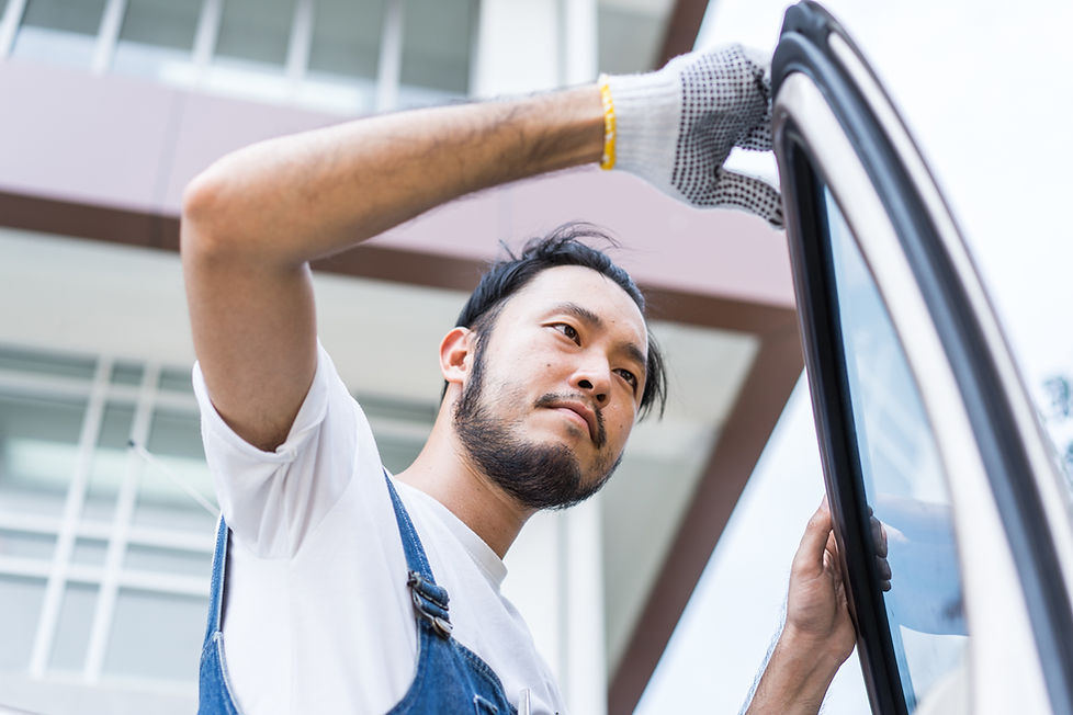 Worker during car glass tinting 1