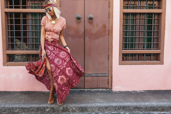 Une femme porte un sarong
