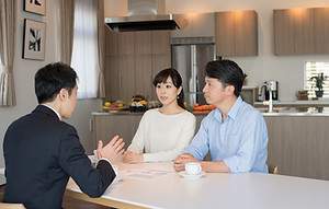 不動産鑑定の流れの相談する夫婦