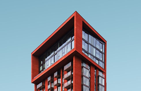 Bâtiment rouge moderne
