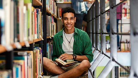 Un jeune homme à la bibliothèque