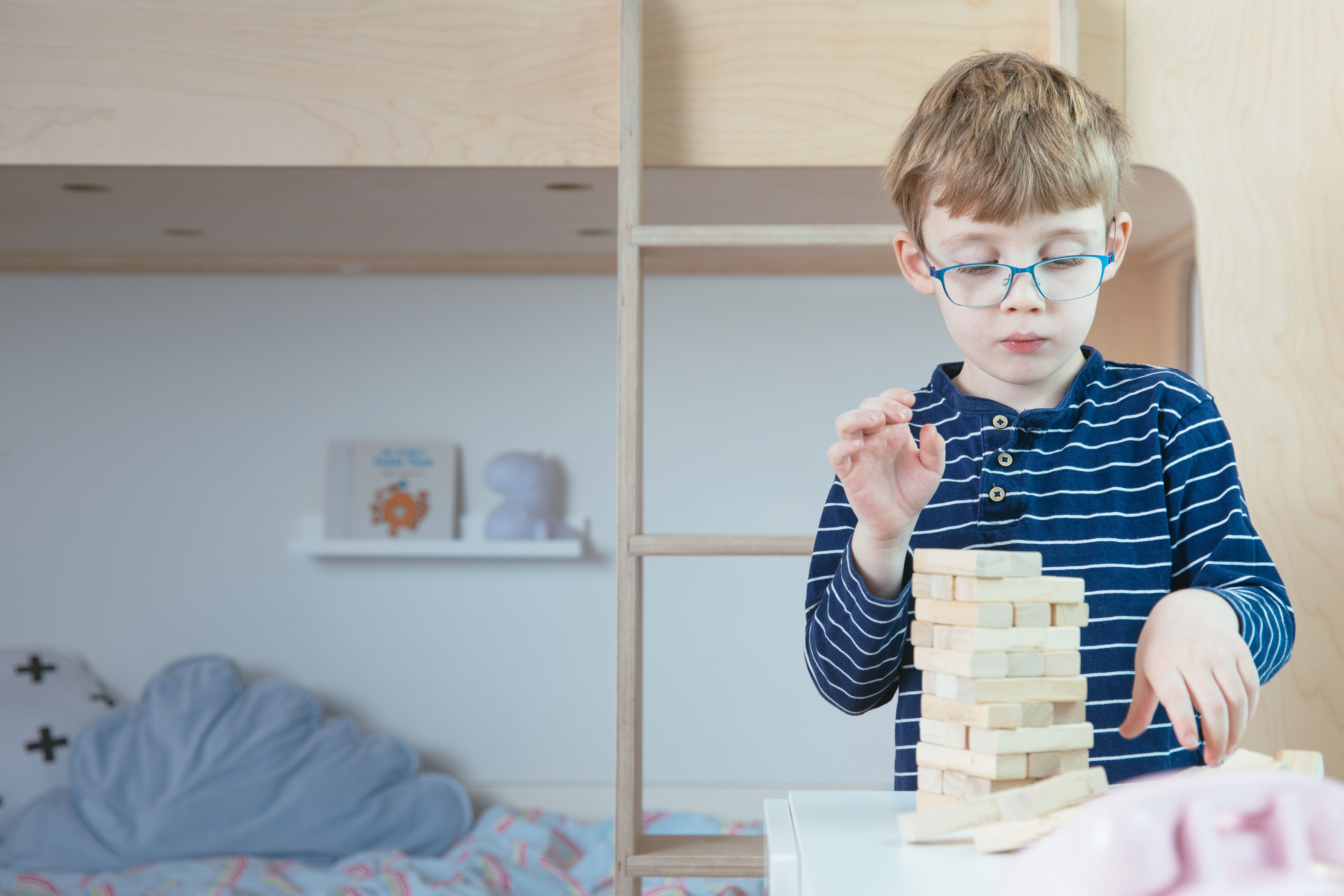 Zabawa z drewnianymi zabawkami