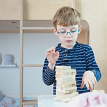 Kind spielt Jenga