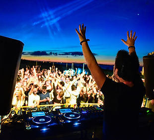 DJ khuấy động đám đông