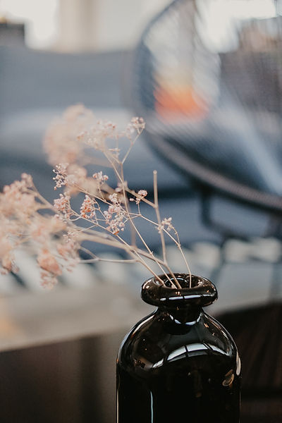 Vase à fleurs noires