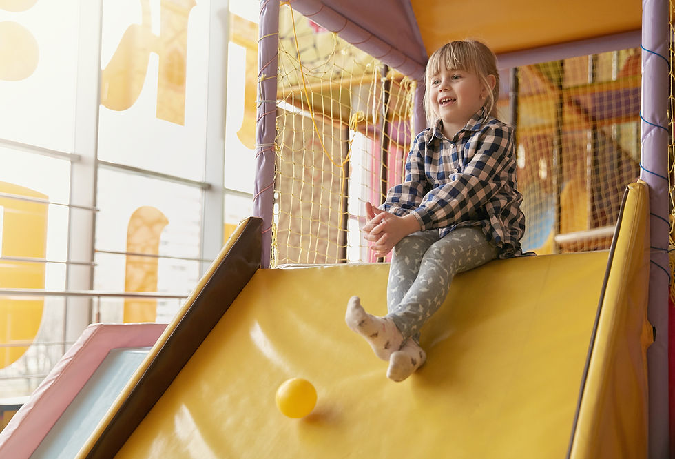 Petite fille s'amusant dans une aire de jeux pour enfants
