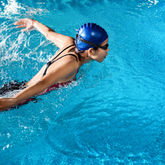 Delfintechnik, Delfinschwimmen, Delphin, Schmetterling, Schwimmstil, Profi, Anfänger, Fortgeschrittene, Erwachsenenschwimmen, Erwachsene, Schwimmkurs, Anfänger, Erwachsenenschwimmkurs, Wassergewöhnung, Angst vor Wasser, Angst vor Tiefwasser, abbauen. Grundlagen Schwimmen, Wasserstelzen, Hallenbad, Riehen, Basel-Stadt, Basel. 
Professioneller Schwimmer