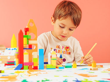 Kind dat met blokken speelt