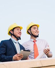 Gerentes que supervisan el sitio de construcción