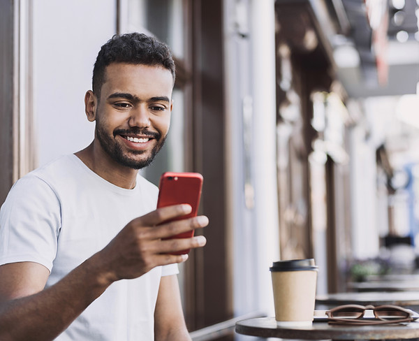 Le mannen med en smartphone