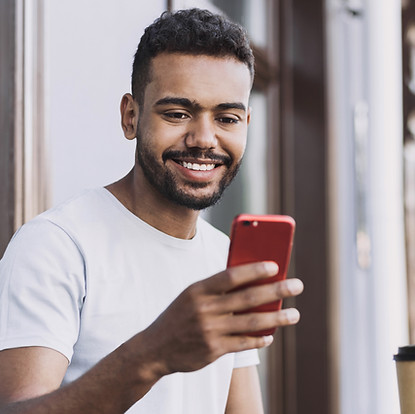 Homem sorrindo com o celular