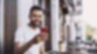 Homem sorrindo com o celular