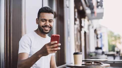 Homme souriant avec un smartphone