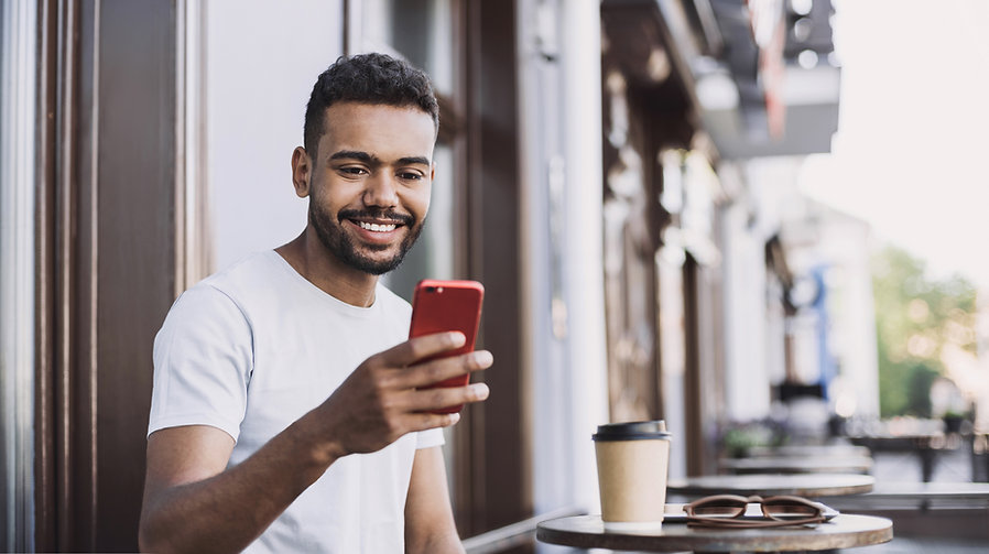 Homem sorrindo com o celular