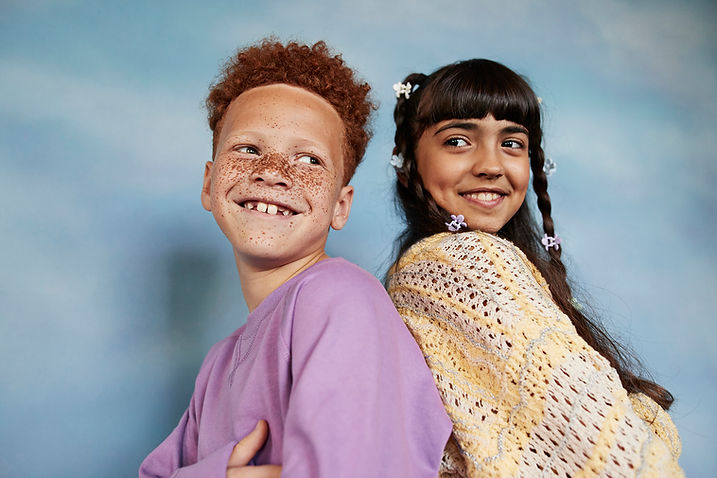 Bambini sorridenti in posa insieme