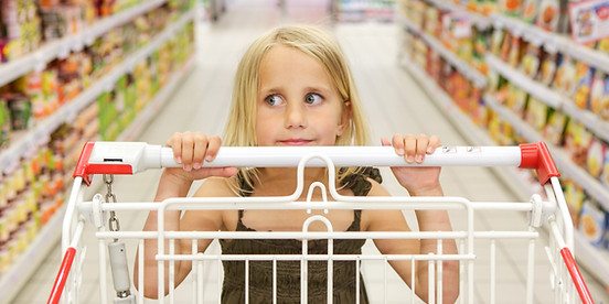Bambina al negozio di alimentari