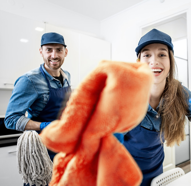 Zwei Reinigungskräfte