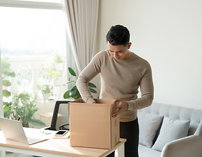 Mann öffnet Kartonpaket