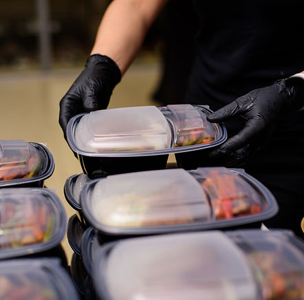 Organizing meals boxes 