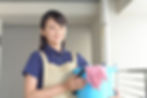 掃除をする女性