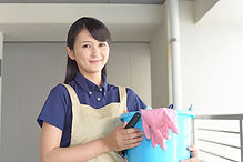 掃除をする女性
