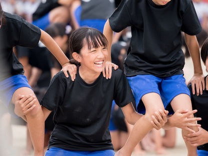 組体操をする女の子の様子