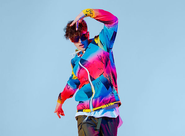 Danseuse avec lunettes de soleil