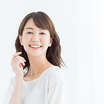 笑顔の若い女性