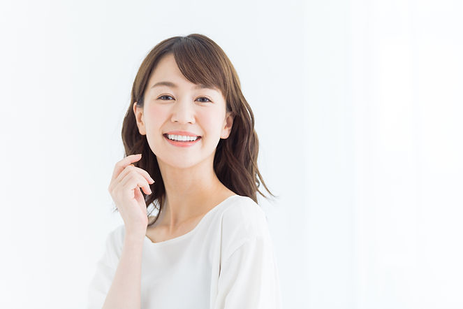 あらきクリニック 笑顔の若い女性