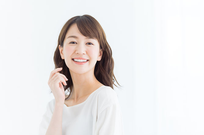 あらきクリニック 笑顔の若い女性