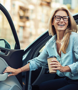 Aus einem Auto aussteigen